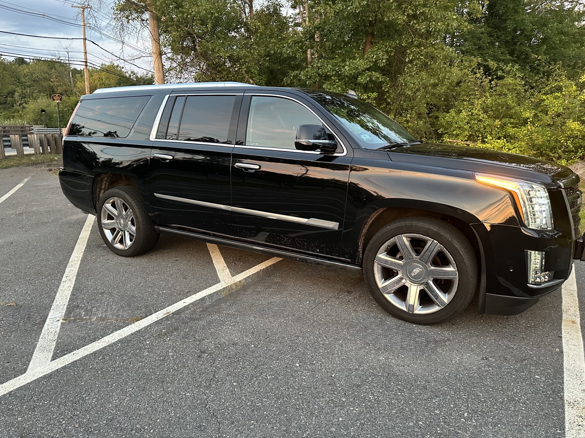 Used 2017 Cadillac Escalade ESV Premium Luxury AWD/4WD image 4