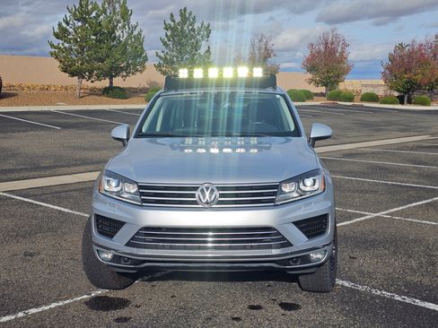 Used 2016 Volkswagen Touareg Sport image 5