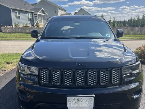 Used 2022 Jeep Grand Cherokee Laredo X AWD/4WD image 2