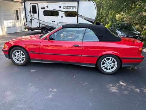 Used 1995 BMW 325i Convertible RWD image 4