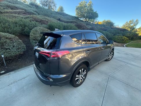 Used 2018 Toyota RAV4 LE w/ Carpet Mat Package image 9