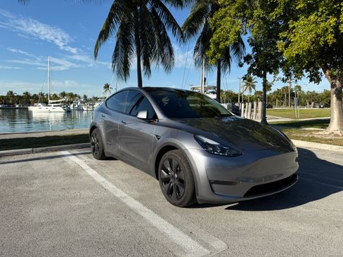 Used 2025 Tesla Model Y Long Range image 1
