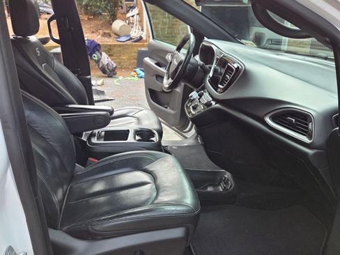 Used 2020 Chrysler Pacifica Touring-L Plus image 10