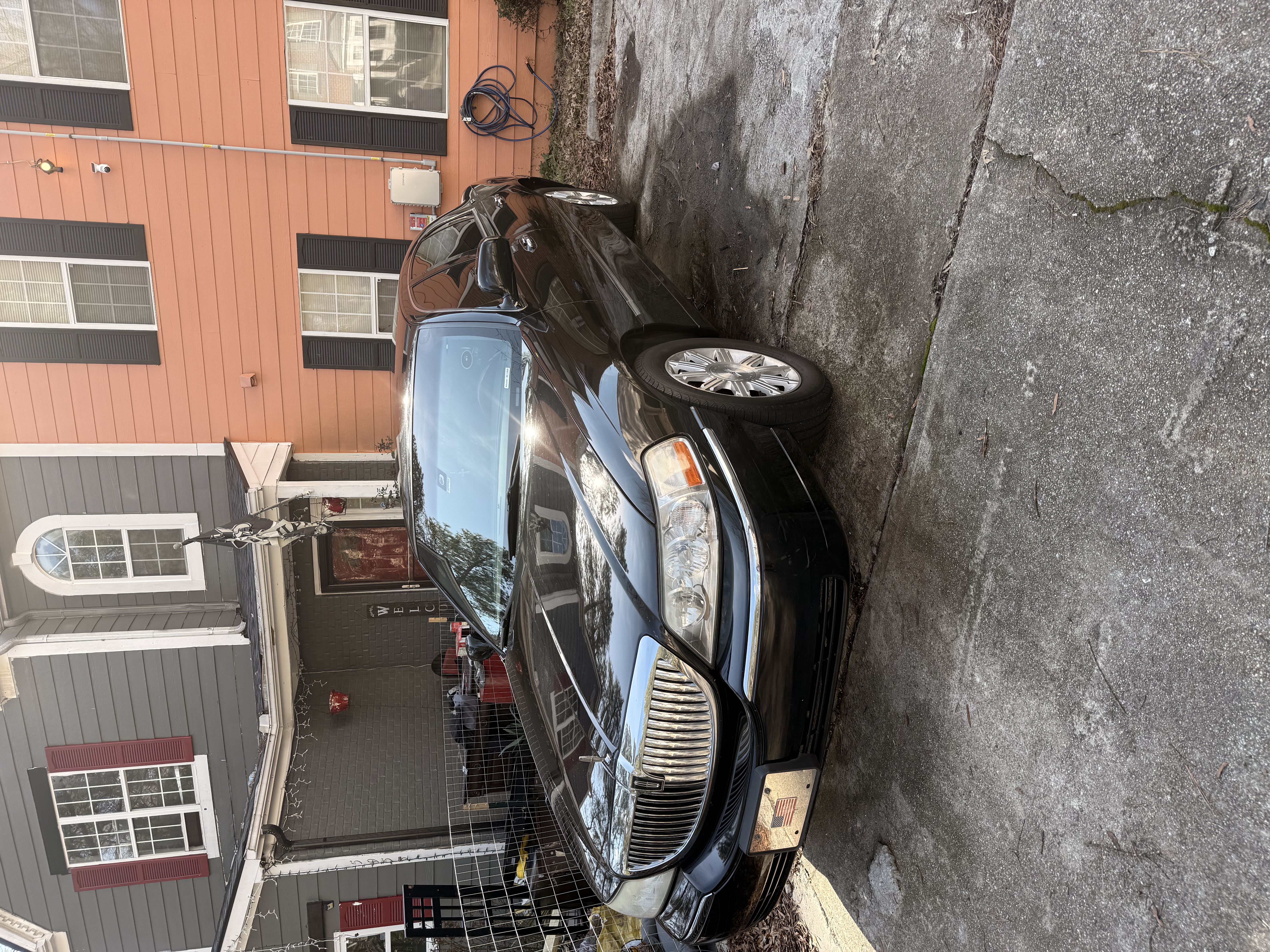 Used 2011 Lincoln Town Car Signature Limited RWD image 1