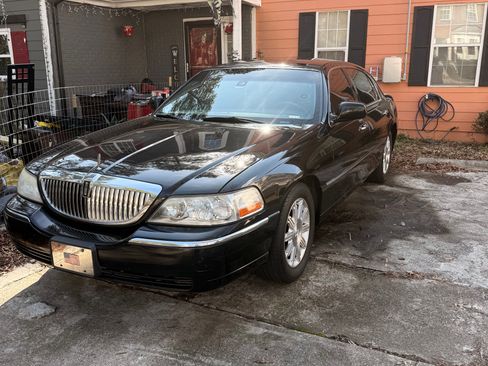 Used 2011 Lincoln Town Car Signature Limited image 1