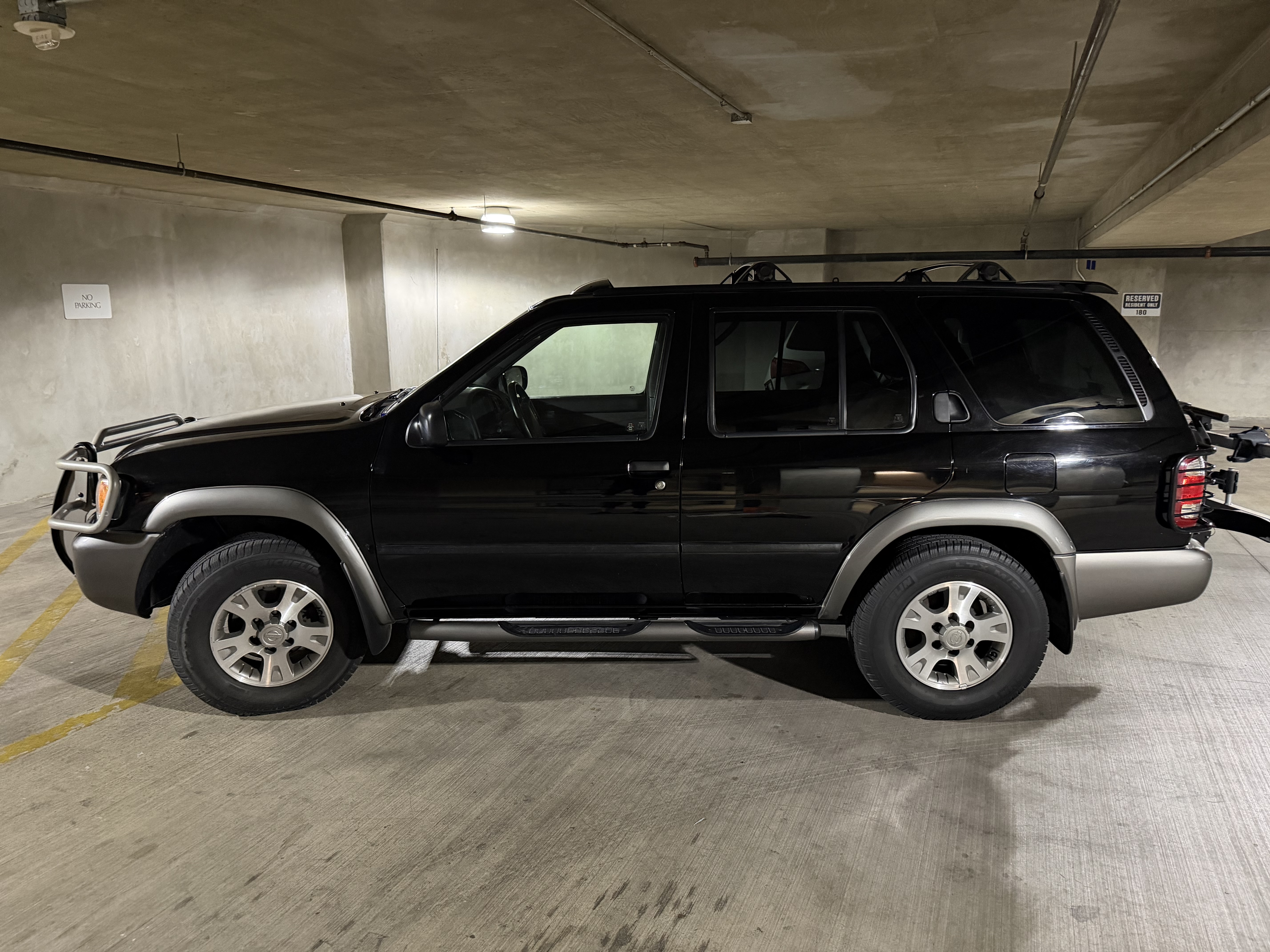 Used 2001 Nissan Pathfinder SE AWD/4WD image 1