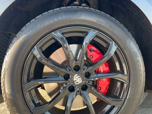 Used 2018 Porsche Macan Turbo image 12