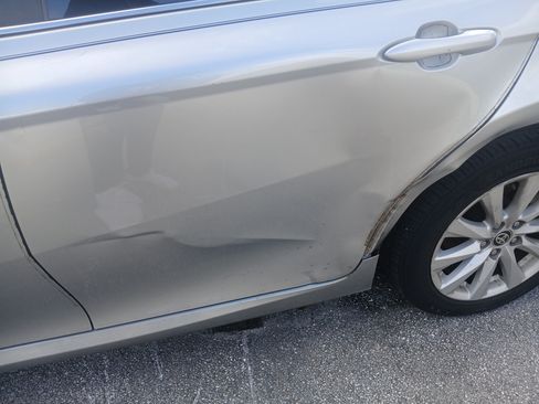 Used 2020 Toyota Camry LE image 2