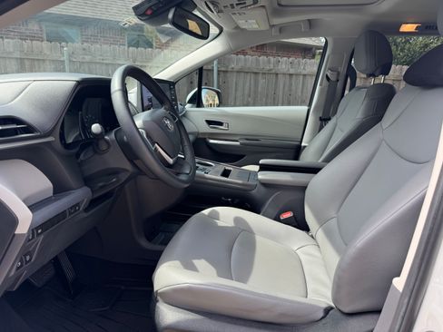 Used 2022 Toyota Sienna XLE FWD image 13