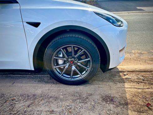 Used 2023 Tesla Model Y Long Range image 9