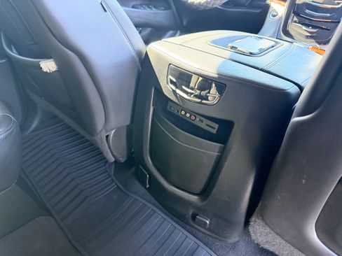 Used 2015 Cadillac Escalade Luxury image 12