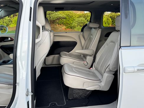 Used 2020 Chrysler Pacifica Limited image 12