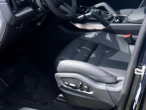 Used 2024 Porsche Cayenne Coupe image 4