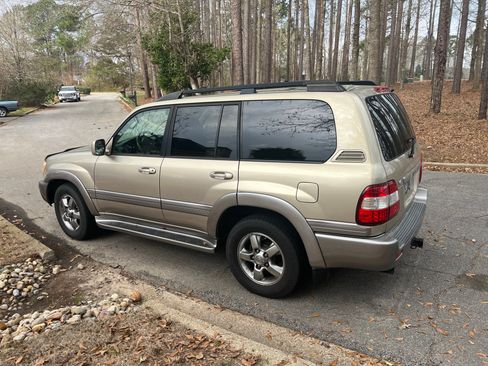 Used 2007 Toyota Land Cruiser Sport Utility 4D image 2