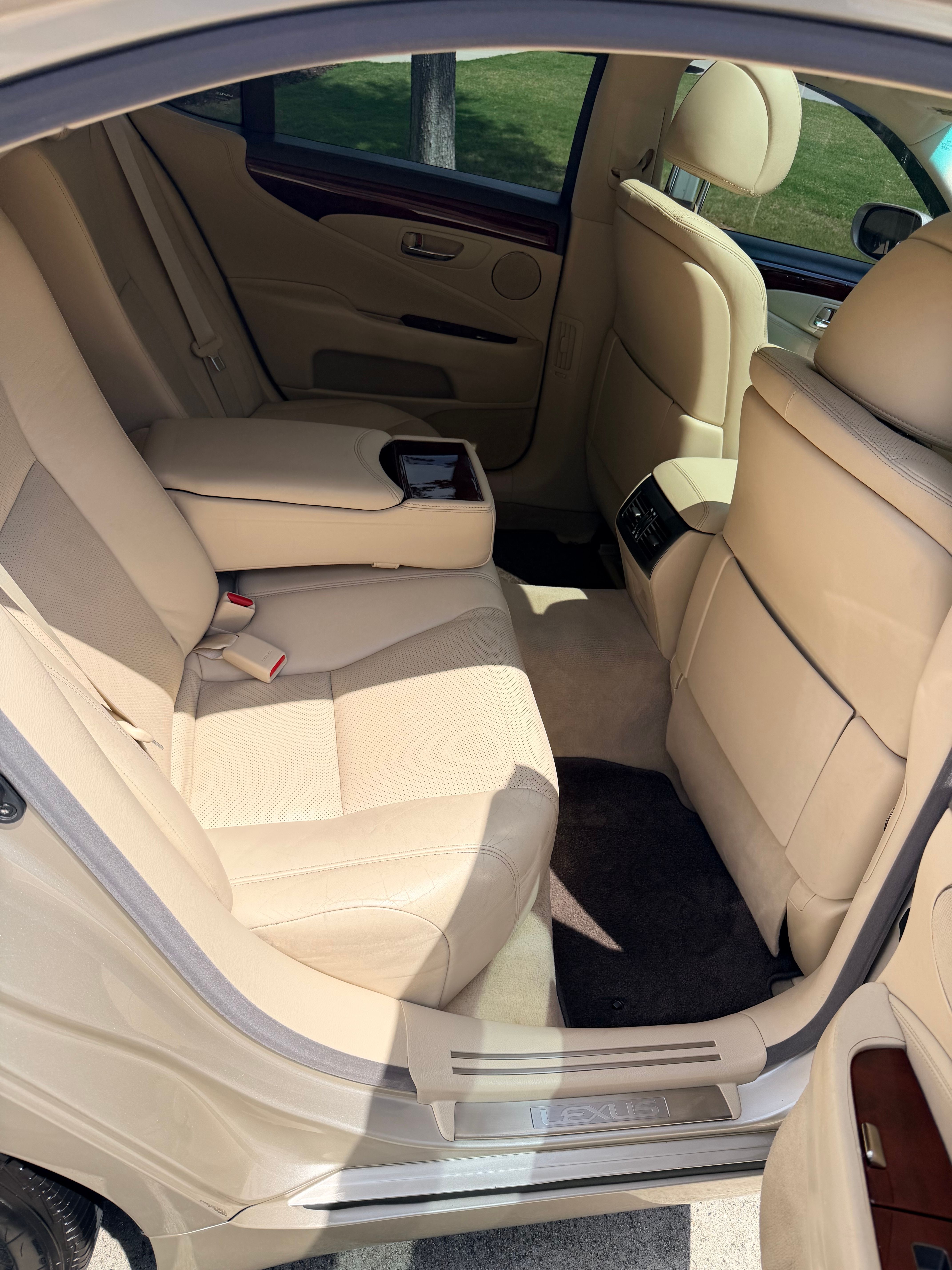 Used 2011 Lexus LS 460 w/ Comfort Pkg RWD image 9