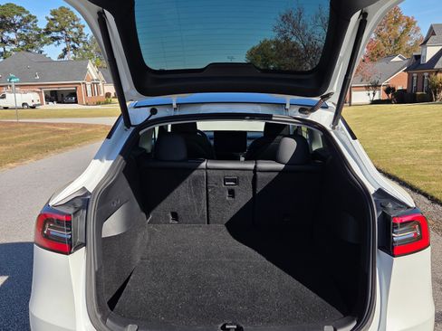 Used 2020 Tesla Model Y Long Range image 11