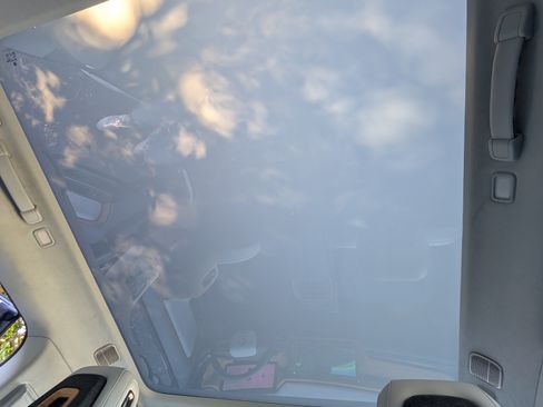 Used 2025 Rivian R1S Premium image 22