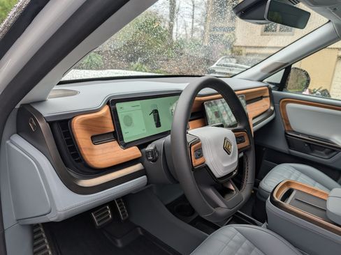 Used 2025 Rivian R1S Premium image 21