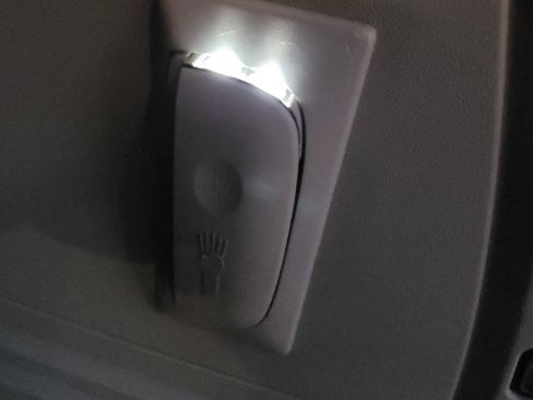 Used 2015 Chrysler Town & Country Touring image 32