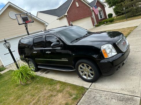 Used 2012 GMC Yukon XL Denali image 4
