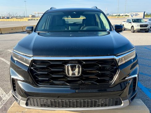 Used 2023 Honda Pilot Touring image 2