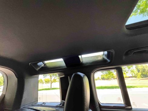 Used 2024 Land Rover Defender 110 X-Dynamic SE image 29