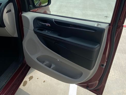 Used 2017 Dodge Grand Caravan SXT image 26