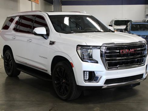 Used 2022 GMC Yukon SLT w/ SLT Luxury Package AWD/4WD image 2