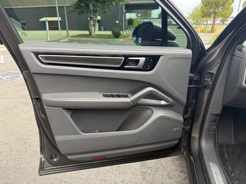 Used 2019 Porsche Cayenne Turbo AWD/4WD image 23