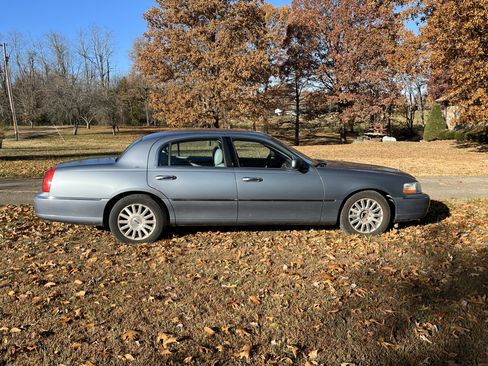 Used 2004 Lincoln Town Car Signature image 5