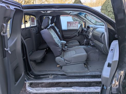 Used 2011 Nissan Frontier SV w/ SV Premium Utility Pkg image 18