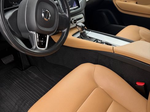 Used 2018 Volvo XC90 T6 Momentum w/ Convenience Package image 2