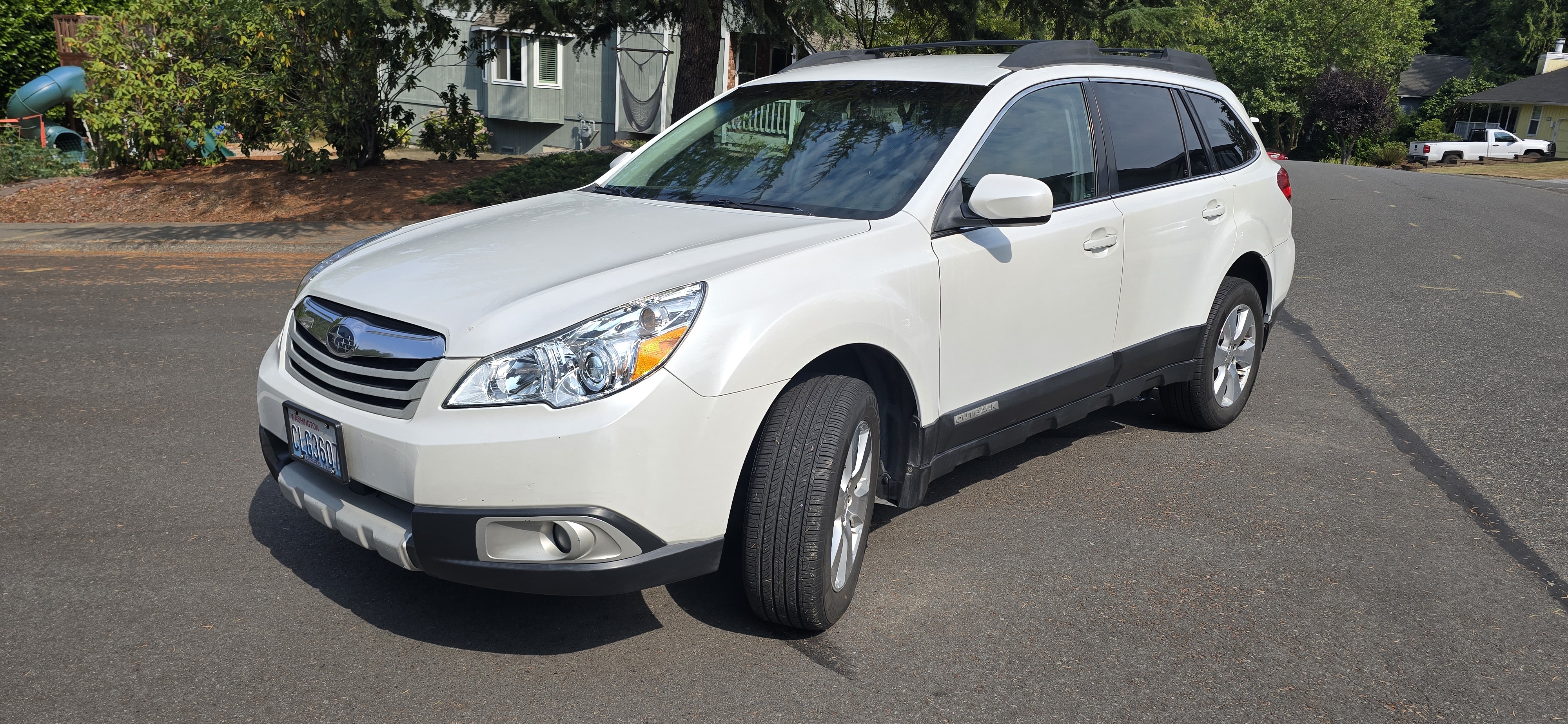 Used 2011 Subaru Outback 3.6R Limited AWD/4WD image 1