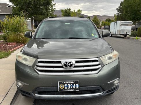 Used 2012 Toyota Highlander SE w/ Tow Pkg AWD/4WD image 11