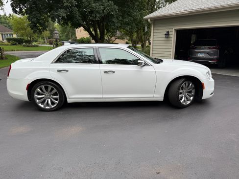 Used 2015 Chrysler 300 C RWD image 2