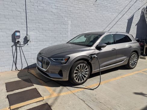 Used 2019 Audi e-tron Prestige w/ Prestige Package image 22