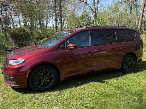 Used 2021 Chrysler Pacifica Touring-L w/ Premium & Safety Sphere Group FWD image 8