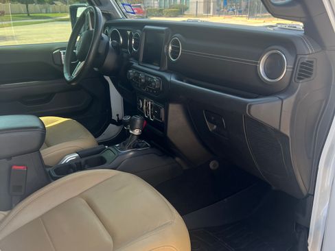 Used 2018 Jeep Wrangler Unlimited Sahara AWD/4WD image 12