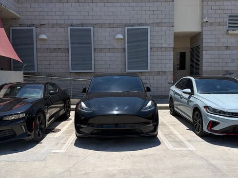 Used 2023 Tesla Model Y Performance AWD/4WD image 1