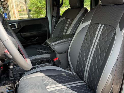 Used 2024 Jeep Wrangler Unlimited Rubicon w/ XTREMEE 35" Tire Package image 13