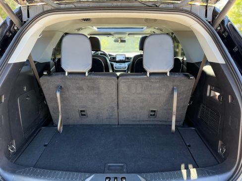 Used 2021 Ford Explorer XLT w/ Equipment Group 202A image 9