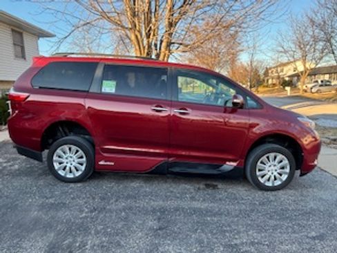 Used 2015 Toyota Sienna XLE image 2