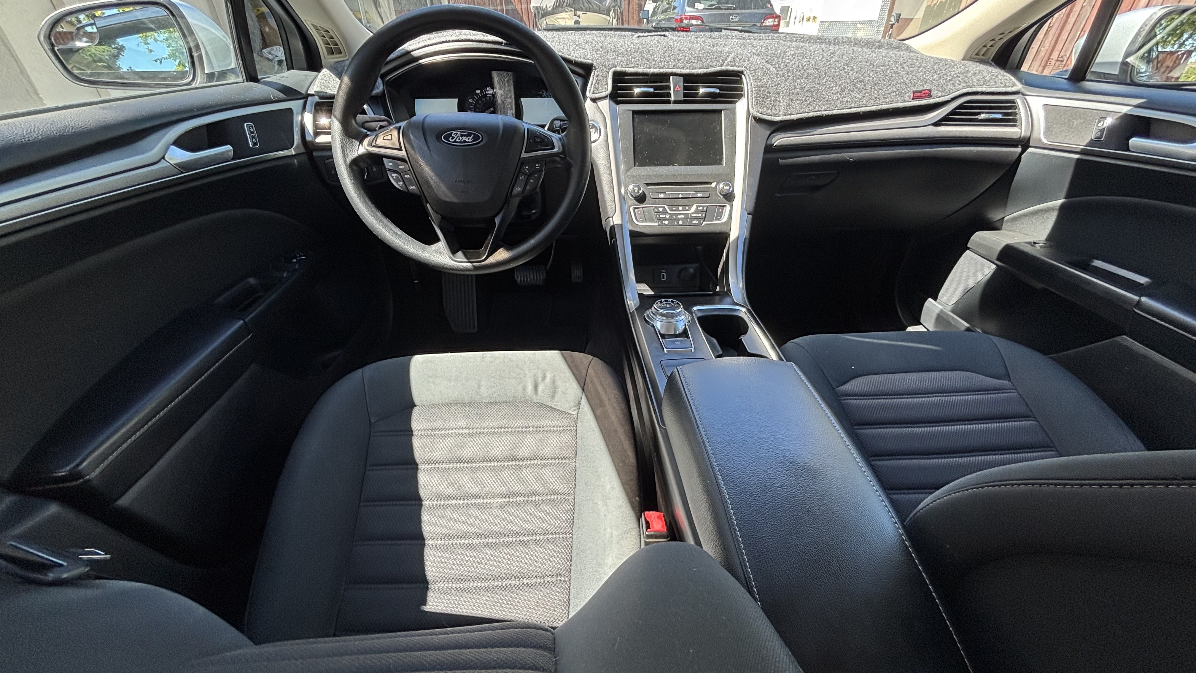 Used 2018 Ford Fusion SE w/ Fusion SE Technology Package FWD image 6