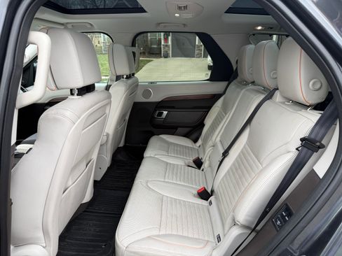 Used 2018 Land Rover Discovery HSE Luxury image 12