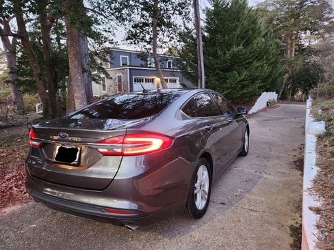 Used 2018 Ford Fusion SE w/ Fusion SE Technology Package FWD image 13