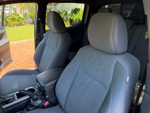 Used 2017 Toyota Tacoma TRD Sport RWD image 11