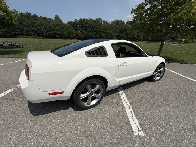 Used 2005 Ford Mustang Premium RWD image 1