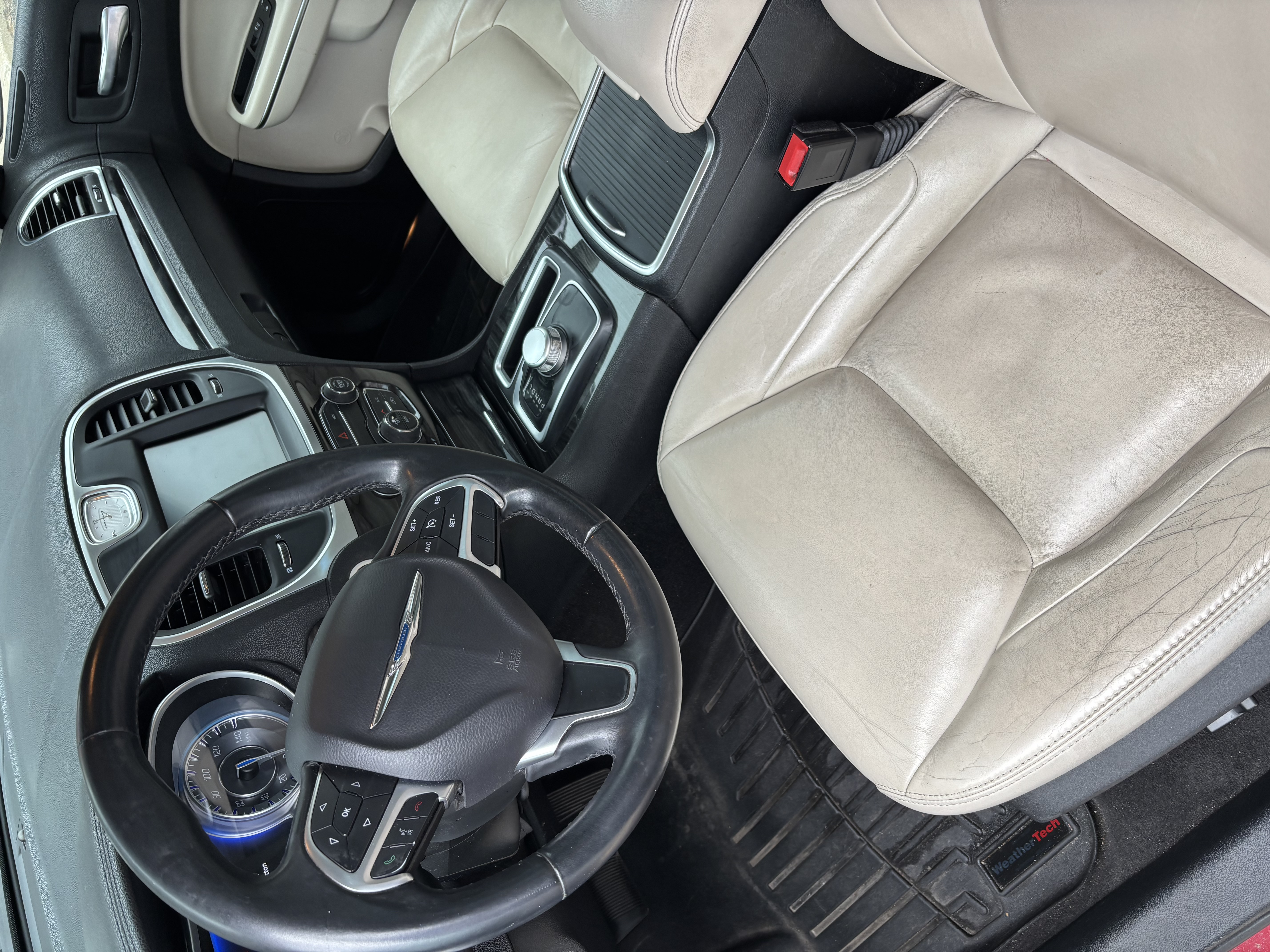 Used 2016 Chrysler 300 Limited RWD image 9