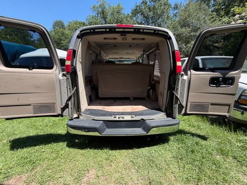 Used 2004 Chevrolet Express 1500 w/ LS Preferred Equipment Group RWD image 10