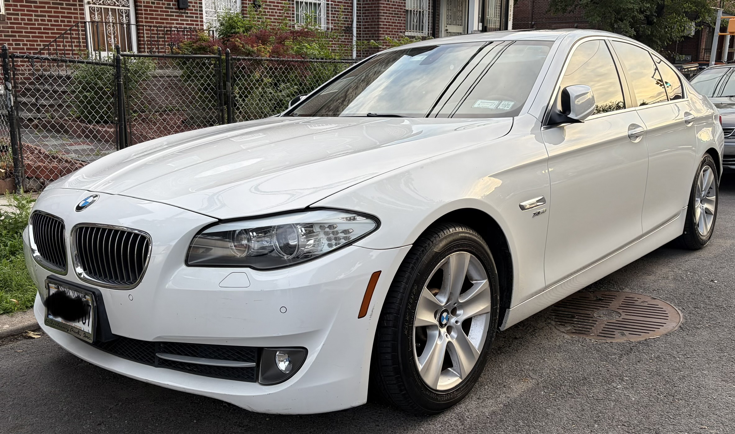 Used 2012 BMW 528i xDrive Sedan AWD/4WD image 1
